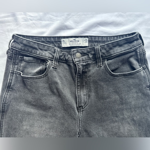 Hollister Curvy High-Rise Mom Jeans - Picture 3 of 6